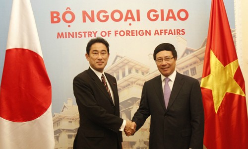 Entretien entre Pham Binh Minh et le ministre japonais des Affaires étrangères  - ảnh 1